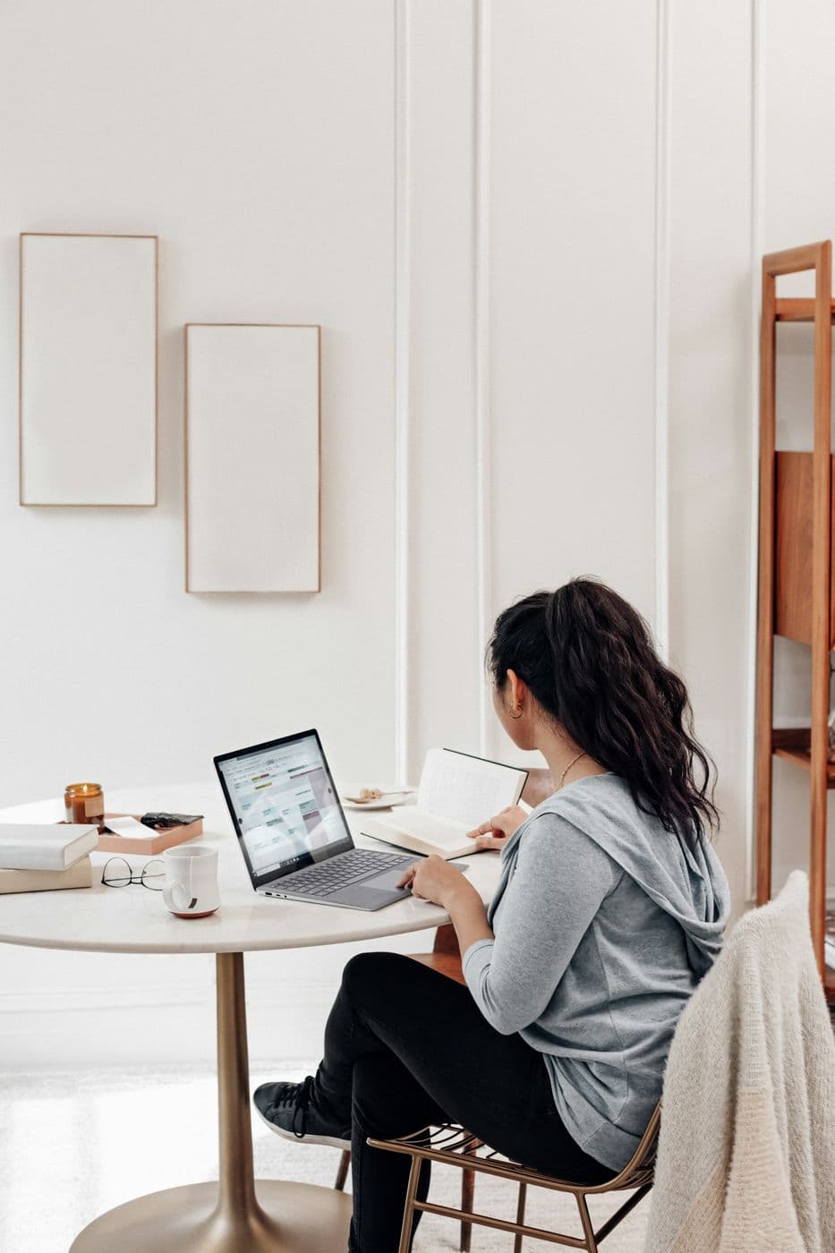 A client filing her tax return online
